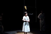 したため「文字移植」初演より。（photo：Kai Maetani）