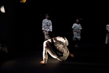 したため「文字移植」初演より。（photo：Kai Maetani）