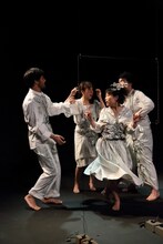 したため「文字移植」初演より。（photo：Kai Maetani）