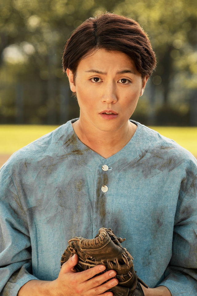 内藤大希の扮装写真。