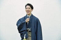 「自身の恋愛経験を芝居に生かしていかなければならない」と茶目っ気たっぷりに語る尾上右近。