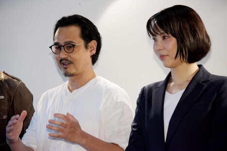 左から野村宏伸、緒月遠麻。