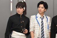 男劇団 青山表参道X「SHIRO TORA～beyond the time～」初日前囲み取材より、左から西銘駿、飯島寛騎。