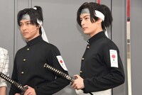 男劇団 青山表参道X「SHIRO TORA～beyond the time～」初日前囲み取材より、左から栗山航、塩野瑛久。