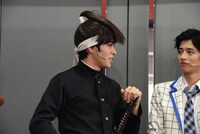 男劇団 青山表参道X「SHIRO TORA～beyond the time～」初日前囲み取材より、「ウィッグが長くて、殺陣のとき顔にかからないよう切ってもらった」と説明する西銘駿。