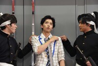 男劇団 青山表参道X「SHIRO TORA～beyond the time～」初日前囲み取材より、「汗っかきなので肩にパッドを入れてもらっている」と衣装を示す飯島寛騎（中央）。