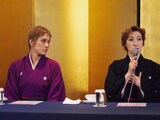 OSK日本歌劇団「レビュー夏のおどり」記者懇談会より。左から桐生麻耶、高世麻央。