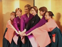 OSK日本歌劇団「レビュー夏のおどり」記者懇談会より。左から白藤麗華、真麻里都、桐生麻耶、高世麻央、楊琳、舞美りら。