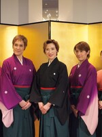 OSK日本歌劇団「レビュー夏のおどり」記者懇談会より。左から桐生麻耶、高世麻央、楊琳。