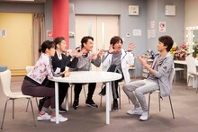 WOWOWプライム「WOWOWオリジナルミュージカルコメディ 福田雄一×井上芳雄『グリーン＆ブラックス』」#15より、左から濱田めぐみ、岸祐二、橋本さとし、石井一孝、井上芳雄。