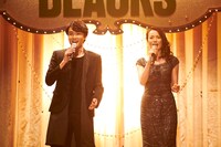 WOWOWプライム「WOWOWオリジナルミュージカルコメディ 福田雄一×井上芳雄『グリーン＆ブラックス』」#15より、左から井上芳雄、彩吹真央。