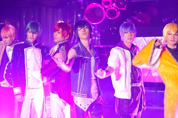 「“F”→U GO! -Many Money Make You Happy-」のミュージックビデオより。