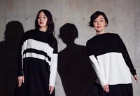 現代能楽集IX「竹取」ビジュアル。左から貫地谷しほり、小林聡美。（撮影：久家靖秀）