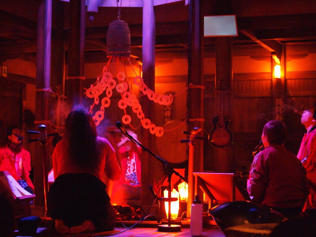 ペニノ「蛸入道 忘却ノ儀」公開稽古、音と香りに包まれたお堂で異空間へ