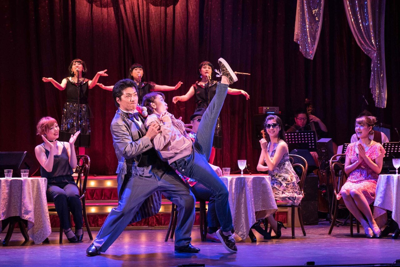 負け犬集うキャバレーの10年つづる、江古田のガールズの“豪華馬鹿公演”「極楽」