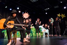 「劇団しようよのスーホの白い馬」より。（撮影：脇田友）