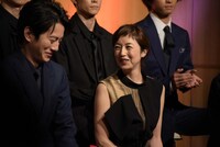 左から溝端淳平、高岡早紀。