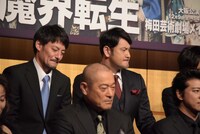 堤幸彦に「今回は大変です」と言われ、渋い表情を浮かべる山口馬木也、藤本隆宏。