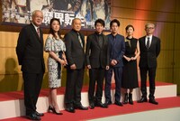 左からマキノノゾミ、浅野ゆう子、松平健、上川隆也、溝端淳平、高岡早紀、堤幸彦。