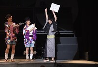 日替わりコーナーで勝利して喜ぶ納谷健（右）。