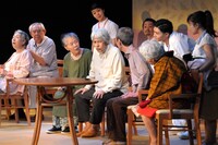 劇団青年座 第232回公演「安楽病棟」より。（撮影：坂本正郁）
