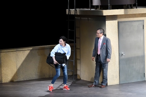 二兎社「『ザ・空気 ver.2』～誰も書いてはならぬ～」より。左から安田成美、松尾貴史。（撮影：本間伸彦）