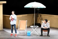 二兎社「『ザ・空気 ver.2』～誰も書いてはならぬ～」より。左から安田成美、眞島秀和。（撮影：本間伸彦）