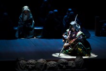 「鷹姫」より、野村萬斎（右）。（撮影：政川慎治）