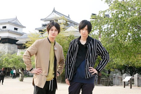 「荒牧くんと高崎くん～瀬戸内海一周、ドライブふたり旅～後編」より。左から高崎翔太、荒牧慶彦。