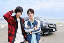 「荒牧くんと高崎くん～瀬戸内海一周、ドライブふたり旅～前編」より。左から荒牧慶彦、高崎翔太。