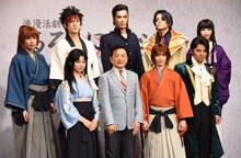 後列左から松岡広大、植原卓也、廣瀬友祐、三浦涼介、愛原実花。前列左から上白石萌歌、小池修一郎、早霧せいな、松岡充。