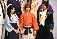 左から上白石萌歌、早霧せいな、松岡充。