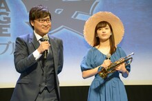 左から山里亮太、平祐奈。