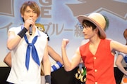 左から石川直、松浦司演じるルフィ。