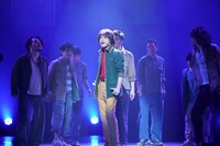 「銀河鉄道999 40周年記念作品 舞台『銀河鉄道999』～GALAXY OPERA～」より。（撮影：源かつみ）