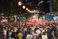 近藤良平・コンドルズ「にゅ～盆踊り」より。（撮影：涌井直志）