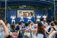 近藤良平・コンドルズ「にゅ～盆踊り」より。（撮影：涌井直志）