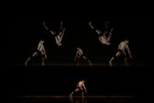 フィリップ・ドゥクフレ / カンパニーDCA「新作短編集（2017）-Nouvelles Pieces Courtes」より。(c)Arnold Groeschel