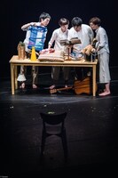 フィジカルシアターカンパニー GERO「家族という名のゲーム」より。（photo by bozzo）