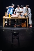 フィジカルシアターカンパニー GERO「家族という名のゲーム」より。(photo by bozzo)