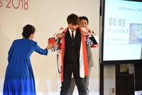 「ジャポニスム2018：響きあう魂」出陣祝賀会より、安倍晋三内閣総理大臣に法被を着せてもらう香取慎吾（中央）。