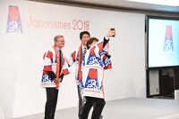 「ジャポニスム2018：響きあう魂」出陣祝賀会より、香取慎吾が自らのスマートフォンで安倍晋三内閣総理大臣、ローラン・ピック駐日フランス大使と3ショットを自撮りする様子。