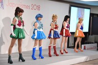 「ジャポニスム2018：響きあう魂」出陣祝賀会より、左からセーラージュピター / 木野まこと役の尾花貴絵、セーラーマーキュリー / 水野亜美役のココナ、セーラームーン / 月野うさぎ役の夢宮加菜枝、セーラーマーズ / 火野レイ役の二宮響子、セーラーヴィーナス / 愛野美奈子役の星波。