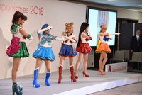 「ジャポニスム2018：響きあう魂」出陣祝賀会より、左からセーラージュピター / 木野まこと役の尾花貴絵、セーラーマーキュリー / 水野亜美役のココナ、セーラームーン / 月野うさぎ役の夢宮加菜枝、セーラーマーズ / 火野レイ役の二宮響子、セーラーヴィーナス / 愛野美奈子役の星波。