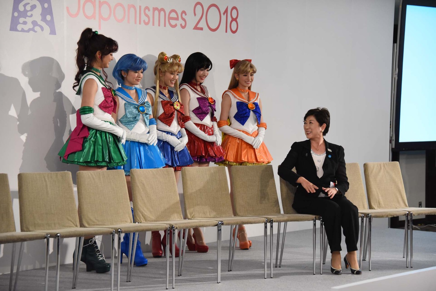 「ジャポニスム2018：響きあう魂」出陣祝賀会より、セーラー戦士たちに笑顔を向ける小池百合子東京都知事。