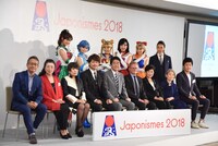 「ジャポニスム2018：響きあう魂」出陣祝賀会より、前列左から宮本亜門、石井幹子、コシノジュンコ、香取慎吾、安倍晋三内閣総理大臣、ローラン・ピック駐日フランス大使、小池百合子東京都知事、樹木希林、猪子寿之。後列左からセーラー戦士に扮した尾花貴絵、ココナ、夢宮加菜枝、二宮響子、星波、TAKAHIRO。