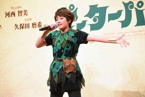 「I’m Flying」を歌うピーターパン役の吉柳咲良。
