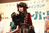 フック船長 / ダーリング氏役のISSA。