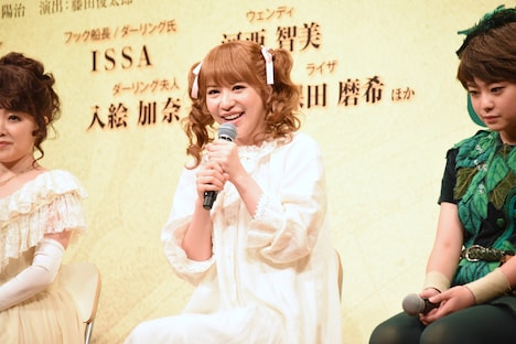 ウェンディ役の河西智美（中央）。