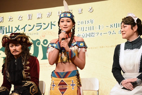 タイガー・リリー役の莉奈（中央）。